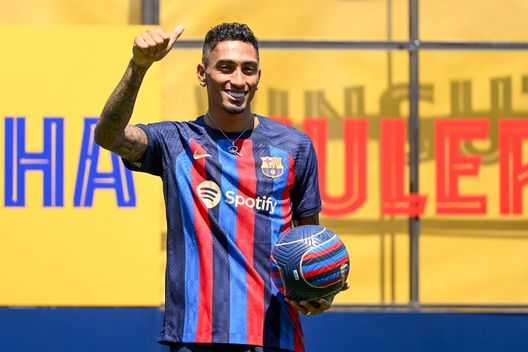 SANT JOAN DESPI, SPAIN - JULY 15: Raphael Dias Belloli 'Raphinha' poses for the media as he is presented as a FC Barcelona player at Ciutat Esportiva Joan Gamper on July 15, 2022 in Sant Joan Despi, Spain. (Photo by David Ramos/Getty Images) Raphinha: “Devo molto a Bielsa. Ronaldinho e Neymar hanno vinto qui la Champions ora tocca a me” - immagine 1