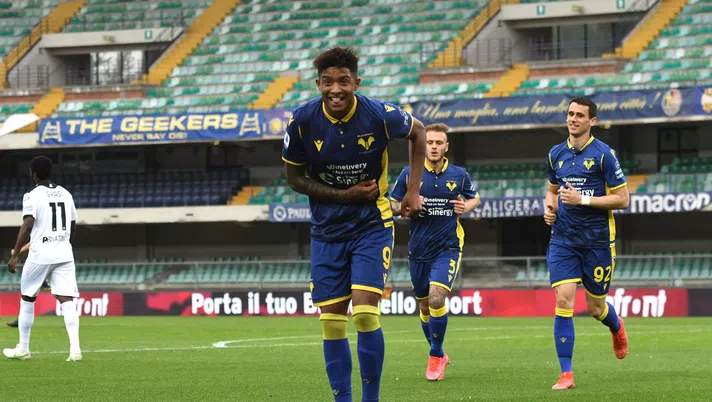 VERONA, ITALY - MAY 01: Eddie Anthony Salcedo of Hellas Verona celebrates after scoring their side's first goal during the Serie A match between Hellas Verona FC and Spezia Calcio at Stadio Marcantonio Bentegodi on May 01, 2021 in Verona, Italy. Sporting stadiums around Italy remain under strict restrictions due to the Coronavirus Pandemic as Government social distancing laws prohibit fans inside venues resulting in games being played behind closed doors.  (Photo by Alessandro Sabattini/Getty Images)
