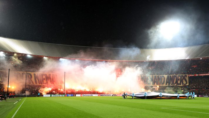 ROTTERDAM, NETHERLANDS - NOVEMBER 03: A general view of the inside of the stadium as fans of Feyenoord use smoke flares during the UEFA Europa League group F match between Feyenoord and SS Lazio at Feyenoord Stadium on November 03, 2022 in Rotterdam, Netherlands. (Photo by Dean Mouhtaropoulos/Getty Images) Derby di Rotterdam, tifosi delusi: le reti di protezione al De Kuip restano in piedi… - immagine 1