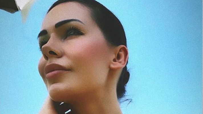 Erjona, décolleté pazzesco. L’ex lady Dzemaili scatena i social con le sue curve sexy 