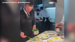 VIDEO / Beckham chef per un giorno: ecco come impiatta con Massimo Bottura