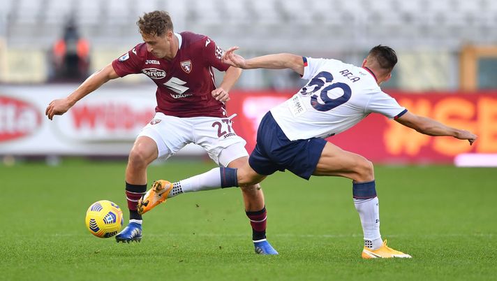 TURIN, ITALY - NOVEMBER 08:  Mergim Vojvoda (L) of Torino FC is challenged by Arkadiusz Reca of FC Crotone during the Serie A match between Torino FC and FC Crotone at Stadio Olimpico di Torino on November 8, 2020 in Turin, Italy.  (Photo by Valerio Pennicino/Getty Images) 