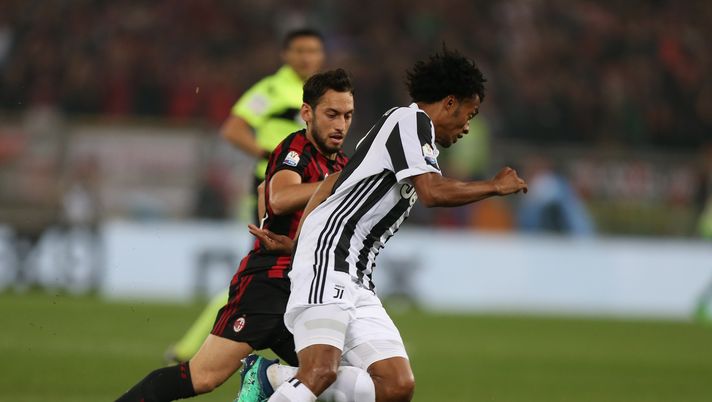 Juan Cuadrado e Hakan Calhanoglu, Juventus-Milan, Getty Images Juan Cuadrado e Hakan Calhanoglu, Juventus-Milan, Getty Images