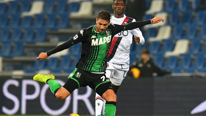 REGGIO NELL'EMILIA, ITALY - NOVEMBER 08: Manuel Locatelli of US Sassuolo in action during the Serie A match between US Sassuolo and Bologna FC at Mapei Stadium - Città del Tricolore on November 8, 2019 in Reggio nell'Emilia, Italy  (Photo by Alessandro Sabattini/Getty Images) 