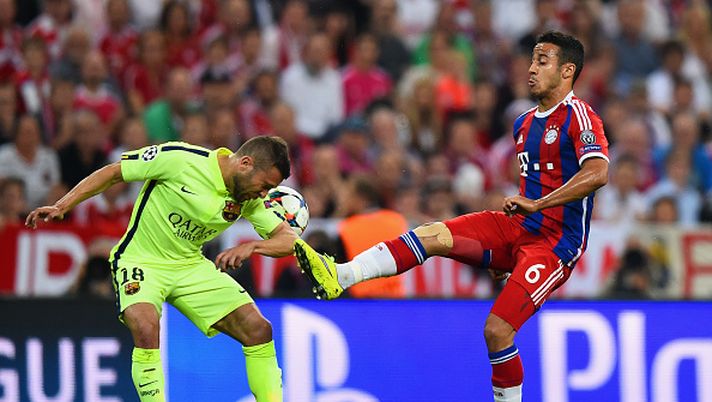 MUNICH, GERMANY - MAY 12: Jordi Alba of Barcelona and Thiago Alcantara of Bayern Muenchen compete for the ball during the UEFA Champions League semi final second leg match between FC Bayern Muenchen and FC Barcelona at Allianz Arena on May 12, 2015 in Munich, Germany. (Photo by Lars Baron/Bongarts/Getty Images) Thiago Alcantara ricorda i tempi del Barcellona: “Volevo giocare…” - immagine 1