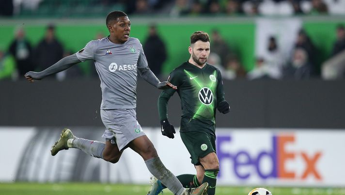 WOLFSBURG, GERMANY - DECEMBER 12: (L-R) Zaydou Youssouf of AS Saint-Etienne and Renato Steffen of VfL Wolfsburg battle for the ball during the UEFA Europa League group I match between VfL Wolfsburg and AS Saint-Etienne at Volkswagen Arena on December 12, 2019 in Wolfsburg, Germany. (Photo by Cathrin Mueller/Getty Images) WOLFSBURG, GERMANY - DECEMBER 12: (L-R) Zaydou Youssouf of AS Saint-Etienne and Renato Steffen of VfL Wolfsburg battle for the ball during the UEFA Europa League group I match between VfL Wolfsburg and AS Saint-Etienne at Volkswagen Arena on December 12, 2019 in Wolfsburg, Germany. (Photo by Cathrin Mueller/Getty Images)