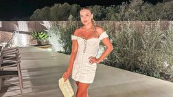 Costanza Caracciolo mostra l’outfit sfoggiato ieri sera a Formentera: le foto