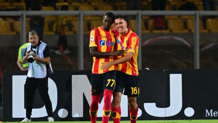 Lecce's Gambian forward Assan Ceesay (C) celebrates with Lecce's Spanish midfielder Joan Gonzalez after scoring an equalizer during the Italian Serie A football match between Lecce and Inter on August 13, 2022 at the Via del Mare Ettore-Giardiniero stadium in Lecce. (Photo by Vincenzo PINTO / AFP) (Photo by VINCENZO PINTO/AFP via Getty Images) Lecce, l’attacco senza Strefezza e gli ultimi dubbi da sciogliere: le prove di formazione - immagine 1
