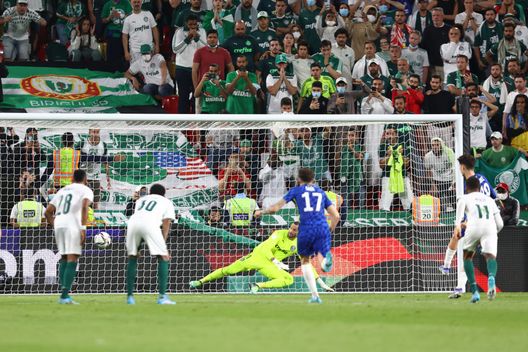 ABU DHABI, UNITED ARAB EMIRATES - FEBRUARY 12: Weverton of Palmeiras fails to save a penalty from Kai Havertz of Chelsea, who scores their team's second goal during the FIFA Club World Cup UAE 2021 Final match between Chelsea and Palmeiras at Mohammed Bin Zayed Stadium on February 12, 2022 in Abu Dhabi, United Arab Emirates. (Photo by Francois Nel/Getty Images) Tuchel: “Bene così, con la regola dei gol in trasferta sarebbe anche meglio”- immagine 2