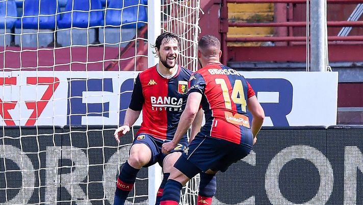 GENOA, ITALY - APRIL 21: Mattia Destro of Genoa (L) celebrates with his team-mate Davide Biraschi after scoring a goal during the Serie A match between Genoa CFC and ACF Fiorentina at Stadio Luigi Ferraris on April 4, 2021 in Genoa, Italy. (Photo by Getty Images) 
