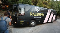 Palermo, il pullman del club danneggiato a Messina: il mezzo della società rosanero preso a sassate