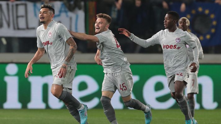 BERGAMO, ITALY - FEBRUARY 17: Tiquinho Soares (L) of Olympiacos celebrates with his team-mates after scoring the opening goal during the UEFA Europa League Knockout Round Play-Offs Leg One match between Atalanta and Olympiacos at Stadio di Bergamo on February 17, 2022 in Bergamo, Italy. (Photo by Emilio Andreoli/Getty Images) L’Olympiacos ci crede: “In casa siamo più forti e più concentrati. A Bergamo abbiamo perso due opportunità” - immagine 1