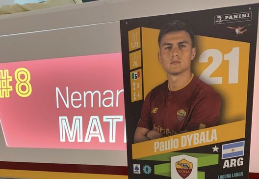 Roma, Matic appende la figurina di Dybala sull’armadietto: “Questo ragazzo come me” Roma, Matic appende la figurina di Dybala sull’armadietto: “Questo ragazzo come me” - immagine 1