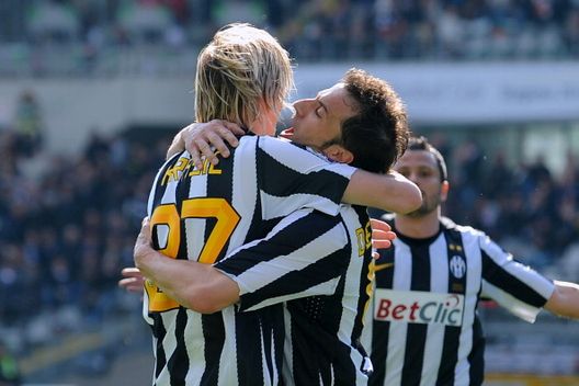 Krasic abbraccia Del Piero (Getty Images) Krasic abbraccia Del Piero (Getty Images)