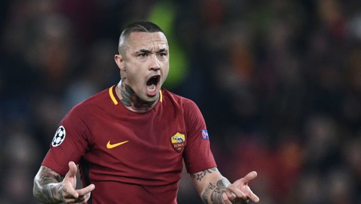 AS Roma's Belgian midfielder Radja Nainggolan reacts during the UEFA Champions League quarter-final second leg football match between AS Roma and FC Barcelona at the Olympic Stadium in Rome on April 10, 2018. / AFP PHOTO / Filippo MONTEFORTE (Photo credit should read FILIPPO MONTEFORTE/AFP/Getty Images) Sette brutte notizie per la prossima giornata al fantacalcio: da Nainggolan all’attacco Milan- immagine 1