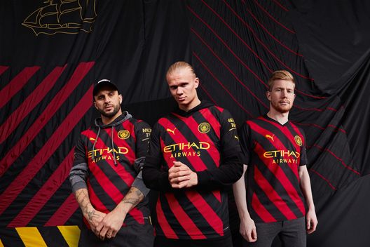 Manchester City seconda maglia (credit Manchester City) Manchester City seconda maglia