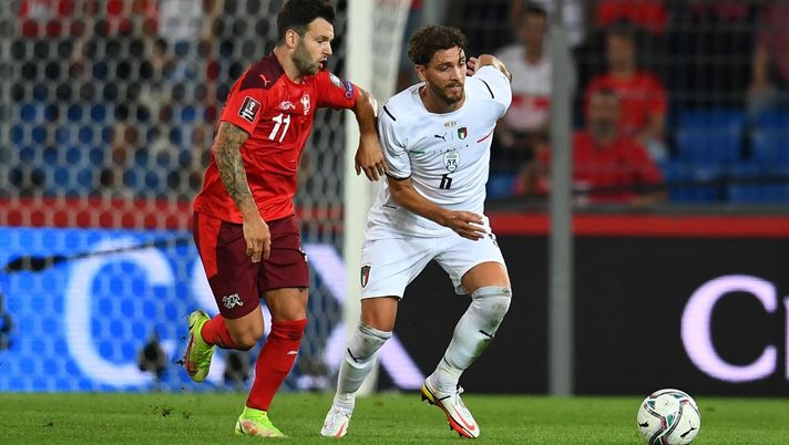 BASEL, SWITZERLAND - SEPTEMBER 05:  Manuel Locatelli of Italy competes for the ball with Renato Steffen of Switzerland during the 2022 FIFA World Cup Qualifier match between Switzerland and Italy at St Jacob Park on September 05, 2021 in Basel, Basel-Stadt. (Photo by Claudio Villa/Getty Images) 