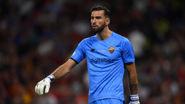 TIRANA, ALBANIA - MAY 25: Rui Patricio of AS Roma looks on during the UEFA Conference League final match between AS Roma and Feyenoord at Arena Kombetare on May 25, 2022 in Tirana, Albania. (Photo by Justin Setterfield/Getty Images) Chi mettere e chi evitare in porta: la divisione in fasce per la 1a giornata al fantacalcio- immagine 1
