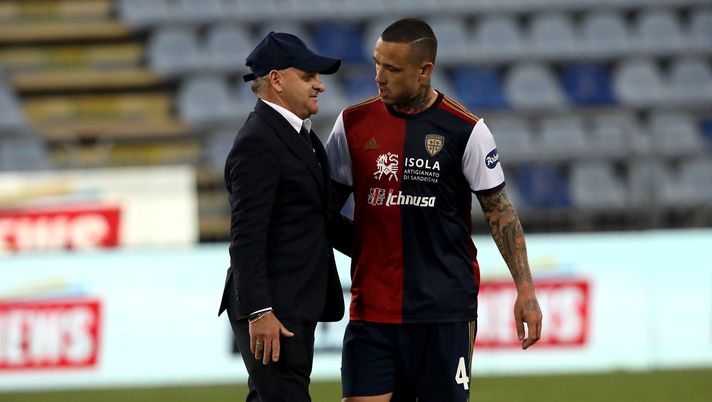CAGLIARI, ITALY - MAY 12: Giuseppe Iachini and Radja Nainngolan talk during the Serie A match between Cagliari Calcio and ACF Fiorentina at Sardegna Arena on May 12, 2021 in Cagliari, Italy. (Photo by Enrico Locci/Getty Images) CAGLIARI, ITALY - MAY 12: Giuseppe Iachini and Radja Nainngolan talk during the Serie A match between Cagliari Calcio and ACF Fiorentina at Sardegna Arena on May 12, 2021 in Cagliari, Italy. (Photo by Enrico Locci/Getty Images)