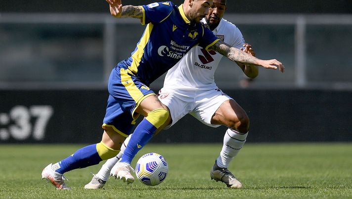 VERONA, ITALY - MAY 09: Mattia Zaccagni of Hellas Verona competes for the ball with Bremer of Torino FC during the Serie A match between Hellas Verona FC and Torino FC at Stadio Marcantonio Bentegodi on May 09, 2021 in Verona, Italy. Sporting stadiums around Italy remain under strict restrictions due to the Coronavirus Pandemic as Government social distancing laws prohibit fans inside venues resulting in games being played behind closed doors. (Photo by Alessandro Sabattini/Getty Images) VERONA, ITALY - MAY 09: Mattia Zaccagni of Hellas Verona competes for the ball with Bremer of Torino FC during the Serie A match between Hellas Verona FC and Torino FC at Stadio Marcantonio Bentegodi on May 09, 2021 in Verona, Italy. Sporting stadiums around Italy remain under strict restrictions due to the Coronavirus Pandemic as Government social distancing laws prohibit fans inside venues resulting in games being played behind closed doors. (Photo by Alessandro Sabattini/Getty Images)