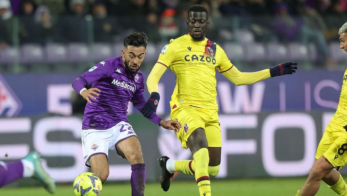 FLORENCE, ITALY - FEBRUARY 05: Jhon Janier Bonilla Lucumi' of Bologna FC in action against Nicolas Ivan Gonzalez of ACF Fiorentina during the Serie A match between ACF Fiorentina and Bologna FC at Stadio Artemio Franchi on February 5, 2023 in Florence, Italy. (Photo by Gabriele Maltinti/Getty Images) Fiorentina-Bologna, le pagelle del Carlino- immagine 1
