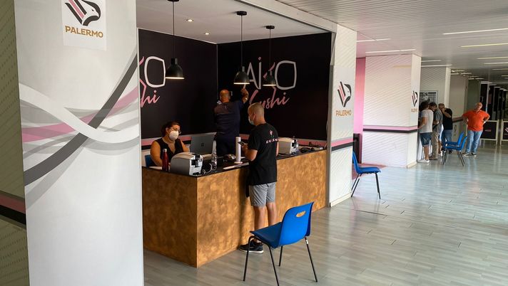 Palermo, abbonamenti in 10 minuti. Nessuno in fila allo stadio. Ne restano 600 Palermo, abbonamenti in 10 minuti. Nessuno in fila allo stadio. Ne restano 600