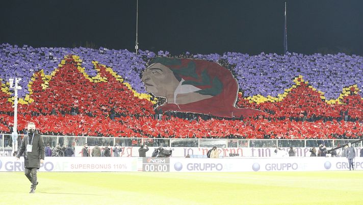 FLORENCE, ITALY - MARCH 02: Fans of ACF Fiorentina during the Coppa Italia Semi Final 1st Leg match between ACF Fiorentina and Juventus FC at Stadio Artemio Franchi on March 2, 2022 in Florence, Italy. (Photo by Gabriele Maltinti/Getty Images) La Fiesole dantesca mette Vlahovic fra i dannati: “Malvagio traditor” - immagine 1