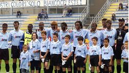 Addio Omolade: quando a Treviso tutti i calciatori entrarono con volto tinto di nero (video)