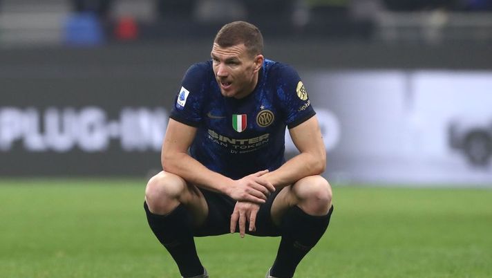 MILAN, ITALY - FEBRUARY 05: Edin Dzeko of FC Internazionale looks on during the Serie A match between FC Internazionale and AC Milan at Stadio Giuseppe Meazza on February 05, 2022 in Milan, Italy. (Photo by Marco Luzzani/Getty Images) L’interista, roba da matti - immagine 1