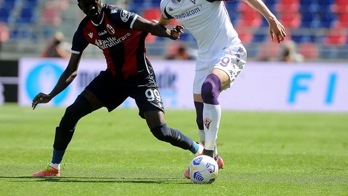 BOLOGNA, ITALY - MAY 02: Dusan Vlahovic of ACF Fiorentina during the Serie A match between Bologna FC and ACF Fiorentina at Stadio Renato Dall'Ara on May 02, 2021 in Bologna, Italy. Sporting stadiums around Italy remain under strict restrictions due to the Coronavirus Pandemic as Government social distancing laws prohibit fans inside venues resulting in games being played behind closed doors. (Photo by Mario Carlini / Iguana Press/Getty Images) BOLOGNA, ITALY - MAY 02: Dusan Vlahovic of ACF Fiorentina during the Serie A match between Bologna FC and ACF Fiorentina at Stadio Renato Dall'Ara on May 02, 2021 in Bologna, Italy. Sporting stadiums around Italy remain under strict restrictions due to the Coronavirus Pandemic as Government social distancing laws prohibit fans inside venues resulting in games being played behind closed doors. (Photo by Mario Carlini / Iguana Press/Getty Images)