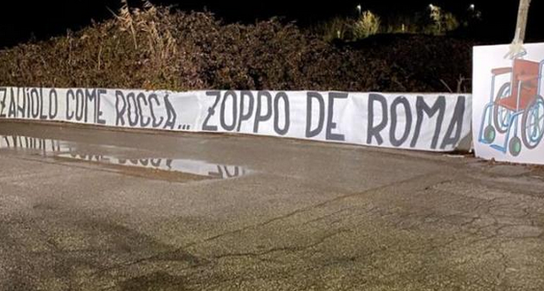 Striscione su Zaniolo apparso a Trigoria Striscione su Zaniolo apparso a Trigoria