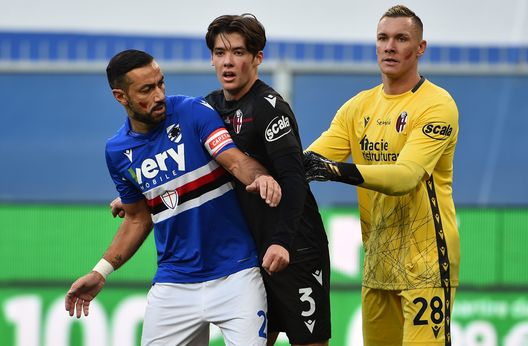 GENOA, ITALY - NOVEMBER 22: Fabio Quagliarella of UC Sampdoria with Aaron Hickey and Lukasz Skorupski of Bologna FC during the Serie A match between UC Sampdoria and Bologna FC at Stadio Luigi Ferraris on November 22, 2020 in Genoa, Italy. (Photo by Paolo Rattini/Getty Images)with Aaron Hickeyy Tutti vogliono Hickey: Napoli avanti, ma c’è anche la Fiorentina. Il prezzo- immagine 2