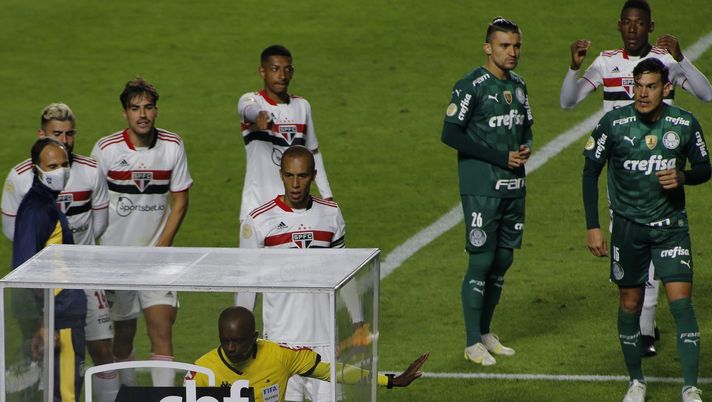 SAO PAULO, BRAZIL - JULY 31: Referee Luiz Flavio de Oliveira reviews the VAR monitor during a match between Sao Paulo and Palmeiras as part of Brasileirao 2021 at Morumbi Stadium on July 31, 2021 in Sao Paulo, Brazil. (Photo by Miguel Schincariol/Getty Images) 