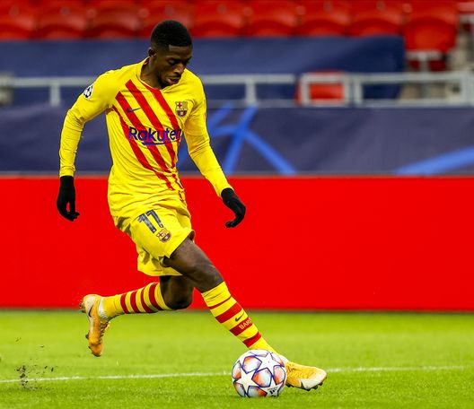 BUDAPEST, HUNGARY - DECEMBER 2: Ousmane Dembele of FC Barcelona controls the ball during the UEFA Champions League UEFA Champions League Group G stage match match between Ferencvarosi TC and FC Barcelona at Puskas Arena on December 2, 2020 in Budapest, Hungary. Sporting stadiums around Hungary remain under strict restrictions due to the Coronavirus Pandemic as Government social distancing laws prohibit fans inside venues resulting in games being played behind closed doors. (Photo by Laszlo Szirtesi/Getty Images) In Spagna ne sono certi: Dembelé non ha ancora firmato con nessuno ma… neanche con il Barcellona - immagine 1