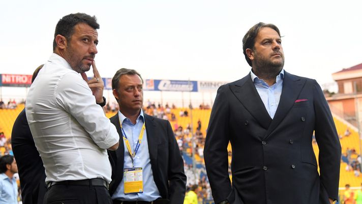 PARMA, ITALY - AUGUST 19:  (L-R) Robeto D'Aversa,  Giacomo Malmesi and Daniele Faggiano general director of Parma Calcio  during the serie A match between Parma Calcio and Udinese at Stadio Ennio Tardini on August 19, 2018 in Parma, Italy.  (Photo by Alessandro Sabattini/Getty Images) 