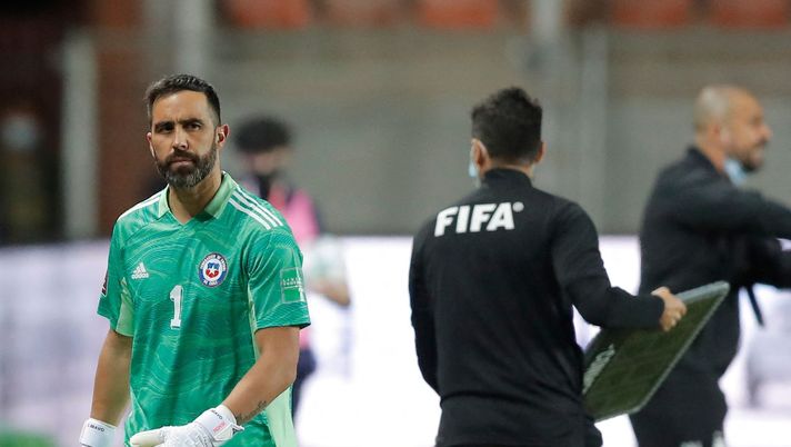 Cile, Claudio Bravo va in Qatar e picchia duro: “Siamo tutti colpevoli di non esserci qualificati” Cile, Claudio Bravo va in Qatar e picchia duro: “Siamo tutti colpevoli di non esserci qualificati” - immagine 1