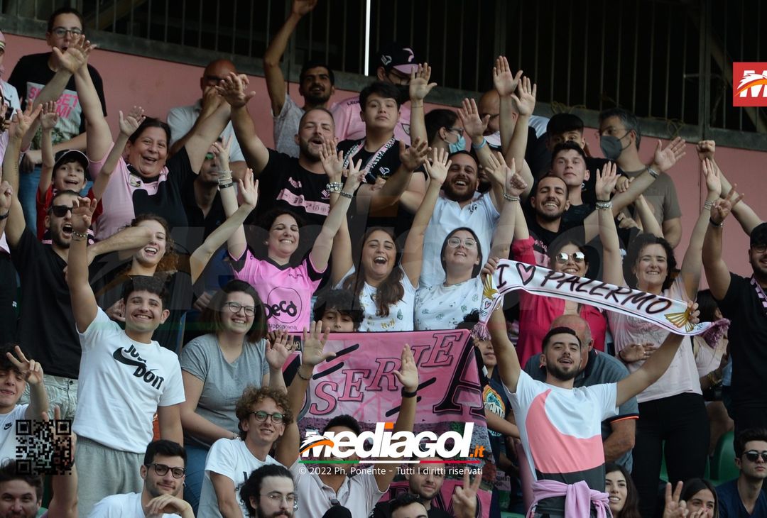 Fototifo, i tifosi allo stadio per Palermo-Feralpisaló 1-0 (gallery) - immagine 85
