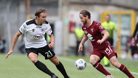 LA SPEZIA, ITALY - MAY 15: Salvador Ferrer of Spezia Calcio battles for the ball with Cristian Ansaldi of Torino FC during the Serie A match between Spezia Calcio  and Torino FC at Stadio Alberto Picco on May 15, 2021 in La Spezia, Italy.  (Photo by Gabriele Maltinti/Getty Images)