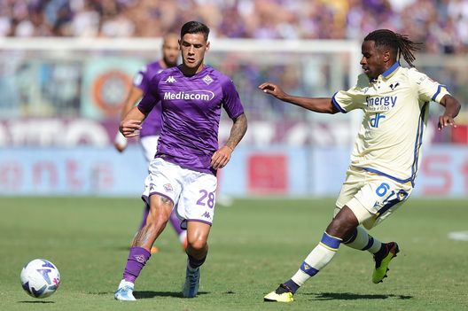 FLORENCE, ITALY - SEPTEMBER 18: Lucas Martinez Quarta of ACF Fiorentina in action during the Serie A match between ACF Fiorentina and Hellas Verona at Stadio Artemio Franchi on September 18, 2022 in Florence, Italy. (Photo by Gabriele Maltinti/Getty Images) Cecchi su Quarta: “Come un temporale estivo. Un predestinato che si è ritrovato”- immagine 2