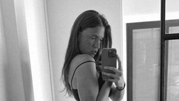 Selfie bollente per Carolina Marcialis. Lady Cassano si scatena, lato B super