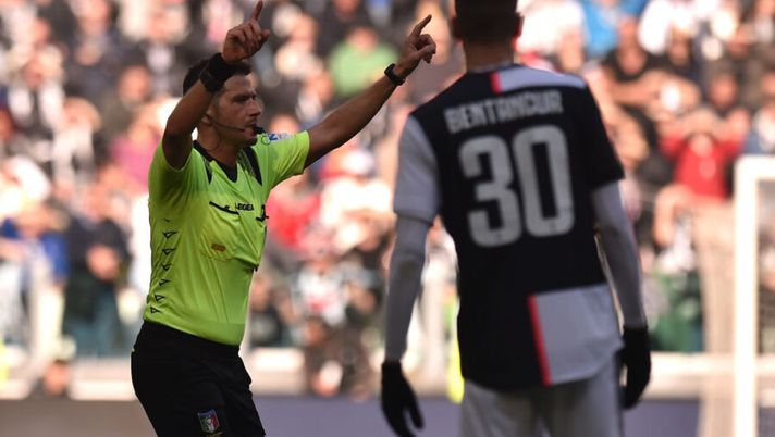 TURIN, ITALY - FEBRUARY 02: The referee Fabrizio Pasqua awards a penalty for Juventus following a VAR check during the Serie A match between Juventus and ACF Fiorentina at Allianz Stadium on February 02, 2020 in Turin, Italy. (Photo by Tullio M. Puglia/Getty Images) Stop alle proteste con l’arbitro nella nuova Serie A: funzionerà così - immagine 1