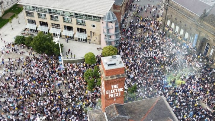 Il centro città di Leeds invaso dai tifosi 