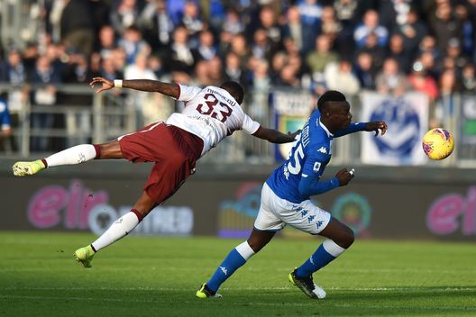 BRESCIA, ITALY - NOVEMBER 09: Mario Balotelli (R) of Brescia is challenged by Nicolas Nkoulou of Torino during the Serie A match between Brescia Calcio and Torino FC at Stadio Mario Rigamonti on November 09, 2019 in Brescia, Italy. (Photo by Tullio M. Puglia/Getty Images) BRESCIA, ITALY - NOVEMBER 09: Mario Balotelli (R) of Brescia is challenged by Nicolas Nkoulou of Torino during the Serie A match between Brescia Calcio and Torino FC at Stadio Mario Rigamonti on November 09, 2019 in Brescia, Italy. (Photo by Tullio M. Puglia/Getty Images)