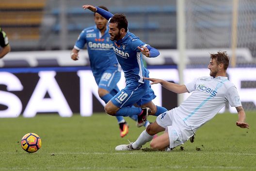  EMPOLI, ITALY - OCTOBER 23: Riccardo Saponara of Empoli FC battles for the ball with Nicola Rigoni of AC Chievo Verona during during the Serie A match between Empoli FC and AC ChievoVerona at Stadio Carlo Castellani on October 23, 2016 in Empoli, Italy. (Photo by Gabriele Maltinti/Getty Images) 
