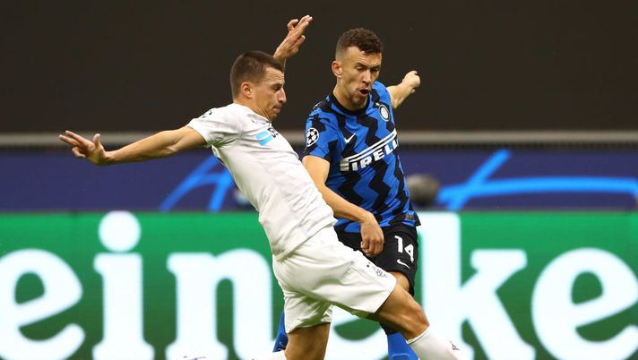MILAN, ITALY - OCTOBER 21: Ivan Perisic (R) of FC Internazionale is challenged by Stefan Lainer (L) of Borussia Monchengladbach during the UEFA Champions League Group B stage match between FC Internazionale and Borussia Moenchengladbach at Stadio Giuseppe Meazza on October 21, 2020 in Milan, Italy. (Photo by Marco Luzzani/Getty Images) MILAN, ITALY - OCTOBER 21: Ivan Perisic (R) of FC Internazionale is challenged by Stefan Lainer (L) of Borussia Monchengladbach during the UEFA Champions League Group B stage match between FC Internazionale and Borussia Moenchengladbach at Stadio Giuseppe Meazza on October 21, 2020 in Milan, Italy. (Photo by Marco Luzzani/Getty Images)