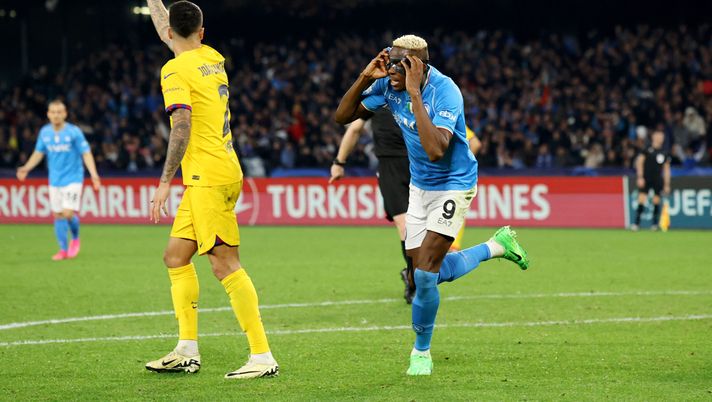 NAPLES, ITALY - FEBRUARY 21: Victor Osimhen of SSC Napoli celebrates scoring his team's first goal during the UEFA Champions League 2023/24 round of 16 first leg match between SSC Napoli and FC Barcelona at Stadio Diego Armando Maradona on February 21, 2024 in Naples, Italy. (Photo by Francesco Pecoraro/Getty Images) Osimhen da record: in una statistica è dietro solo ad Haaland e Mbappe - immagine 1
