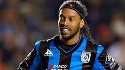 Ronaldinho, cosa hai fatto ai capelli? Il brasiliano fa festa al fratello con un nuovo look