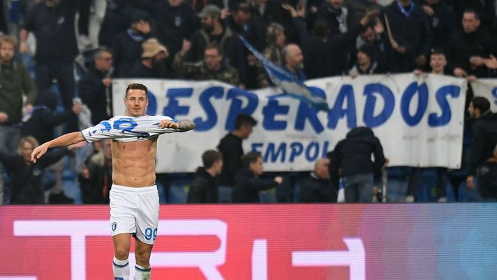REGGIO NELL'EMILIA, ITALY - OCTOBER 31: Andrea Pinamonti of Empoli FC celebrates after scoring the 1-1 goal during the Serie A match between US Sassuolo and Empoli FC at Mapei Stadium - Citta' del Tricolore on October 31, 2021 in Reggio nell'Emilia, Italy. (Photo by Alessandro Sabattini/Getty Images) Pinamonti: “Il derby con la Fiorentina dà la spinta giusta per tornare al risultato pieno” - immagine 1