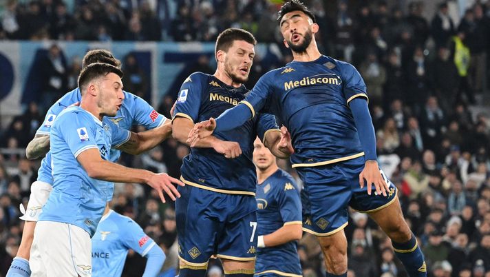Fiorentina's Argentinian forward Nicolas Gonzalez (R) heads the ball during the Italian Serie A football match between Lazio and Fiorentina at the Olympic Stadium in Rome on January 29, 2023. (Photo by Alberto PIZZOLI / AFP) (Photo by ALBERTO PIZZOLI/AFP via Getty Images) Nico Gonzalez