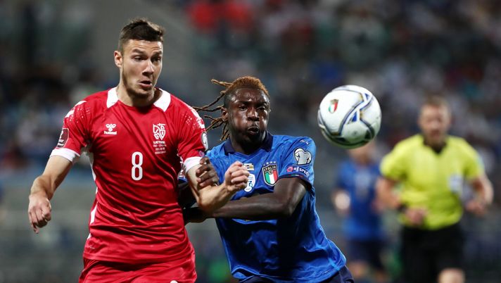 REGGIO NELL'EMILIA, ITALY - SEPTEMBER 08: Moise Kean of Italy battles for possession with Edgaras Utkus of Lithuania during the 2022 FIFA World Cup Qualifier match between Italy and Lithuania at Mapei Stadium - Citta' del Tricolore on September 08, 2021 in Reggio nell'Emilia, Italy. (Photo by Marco Luzzani/Getty Images) REGGIO NELL'EMILIA, ITALY - SEPTEMBER 08: Moise Kean of Italy battles for possession with Edgaras Utkus of Lithuania during the 2022 FIFA World Cup Qualifier match between Italy and Lithuania at Mapei Stadium - Citta' del Tricolore on September 08, 2021 in Reggio nell'Emilia, Italy. (Photo by Marco Luzzani/Getty Images)